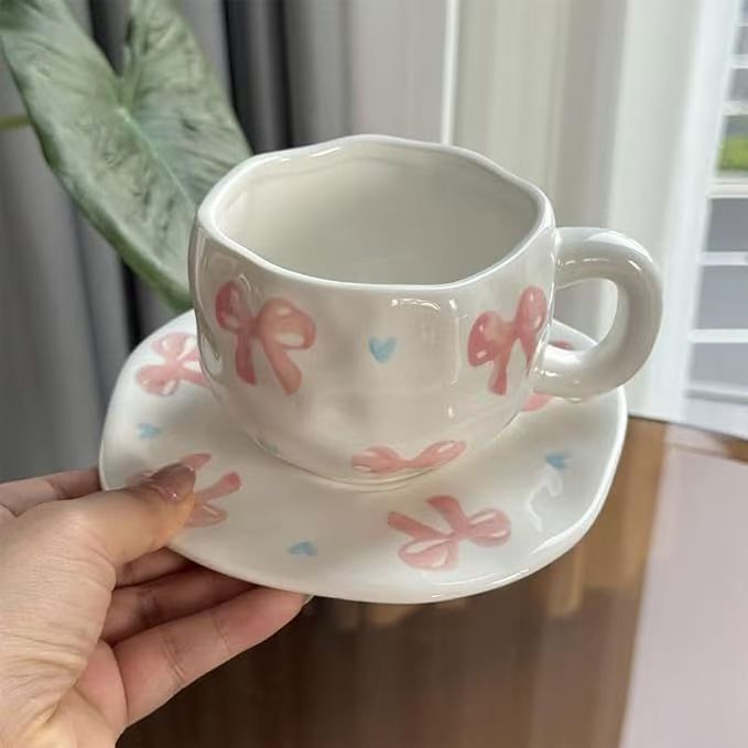 Xícara Artesanal de Cerâmica com Laço Rosa | Cafelle